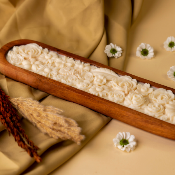 Ivory Bloom – Hand-Poured Wooden Dough Bowl Candle with Ivory Floral Detailing
